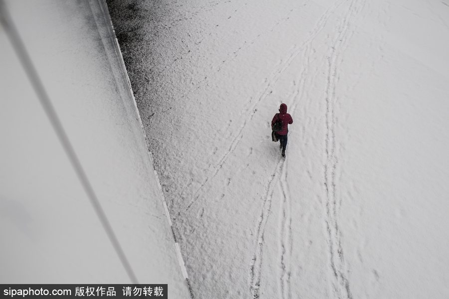 瑞典迎來(lái)今年第一場(chǎng)降雪 嚴(yán)重影響當(dāng)?shù)亟煌?/></p>

<p align=