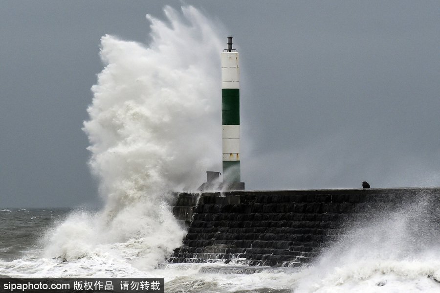 英國阿伯里斯特威斯遭大風天氣 海邊巨浪拍岸場面壯觀
