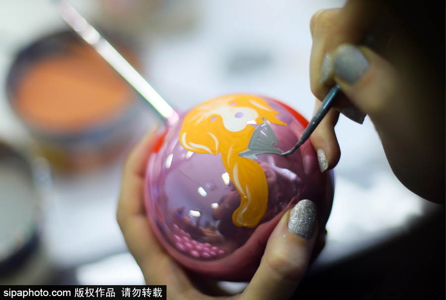 迎接圣誕節(jié) 走進滿滿少女心的雪花玻璃球制作工廠