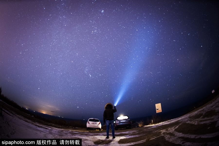 俄羅斯海參崴上空現雙子座流星雨 盛大壯觀宛如仙境
