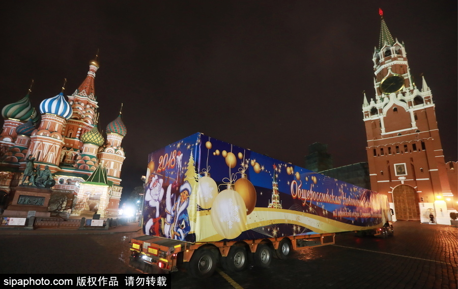 迎接圣誕節(jié)！ 巨型圣誕樹搭乘卡車運抵克里姆林宮