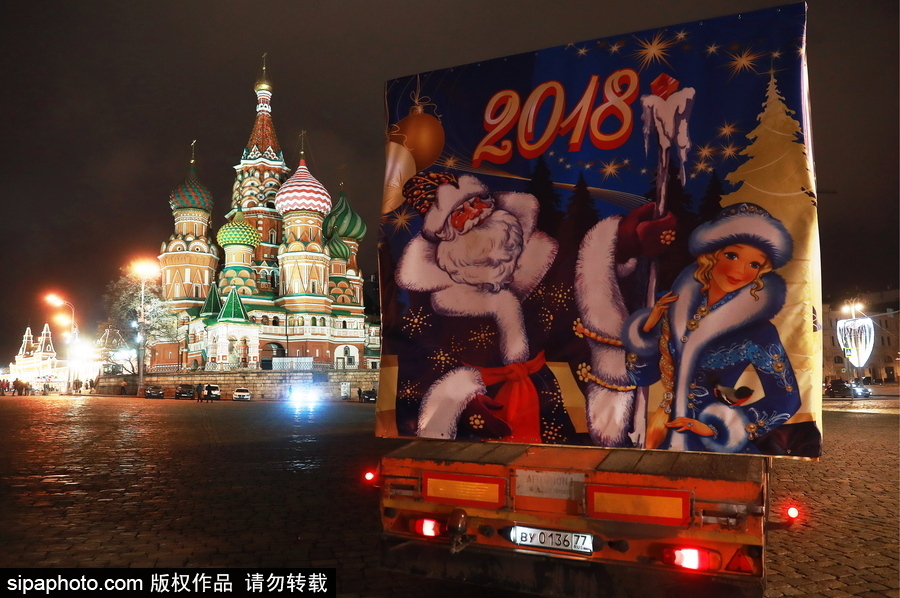 迎接圣誕節！ 巨型圣誕樹搭乘卡車運抵克里姆林宮