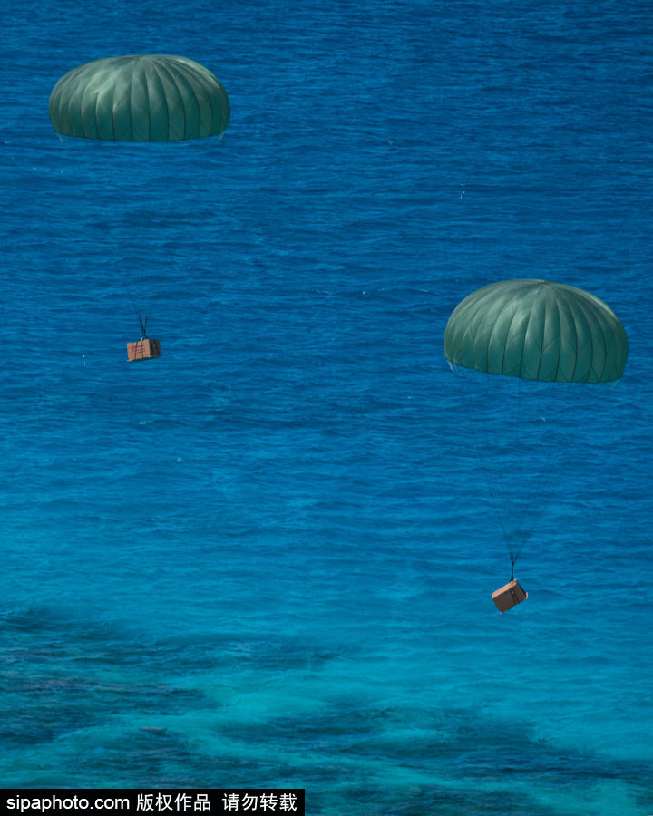 禮物從天而降！美國空軍向西太平洋島國空投“圣誕大禮包”