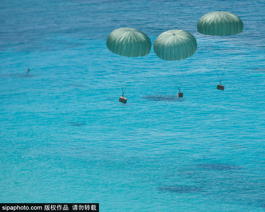 禮物從天而降！美國空軍向西太平洋島國空投“圣誕大禮包”