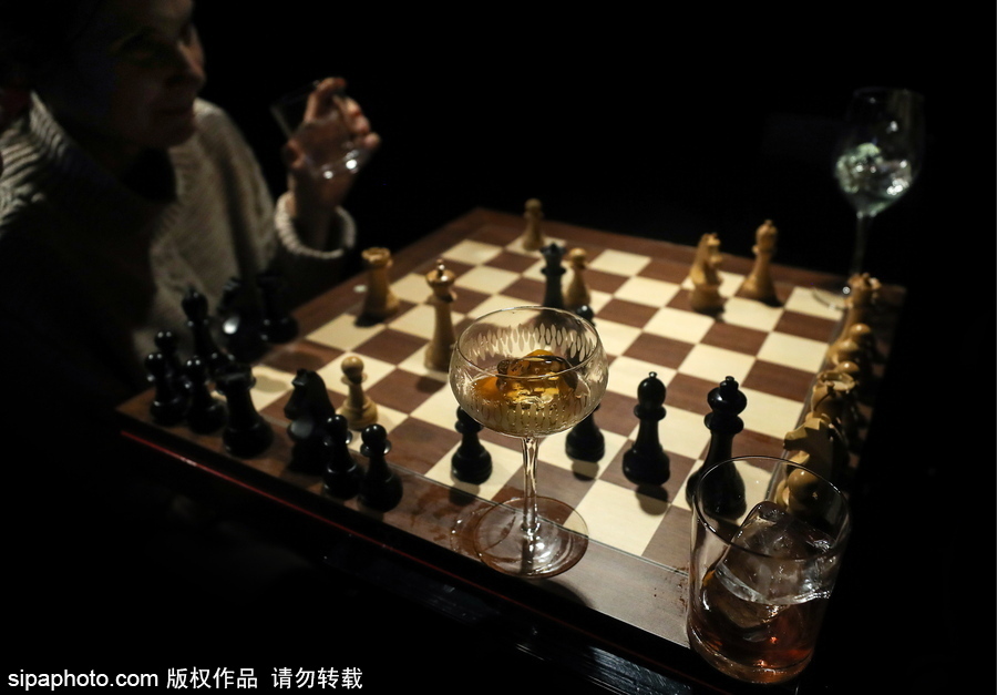 世界國(guó)際象棋俱樂部莫斯科開幕 市民享受悠閑益智運(yùn)動(dòng)