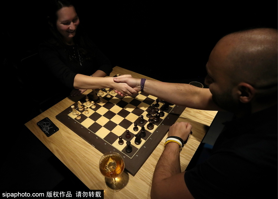 世界國(guó)際象棋俱樂部莫斯科開幕 市民享受悠閑益智運(yùn)動(dòng)
