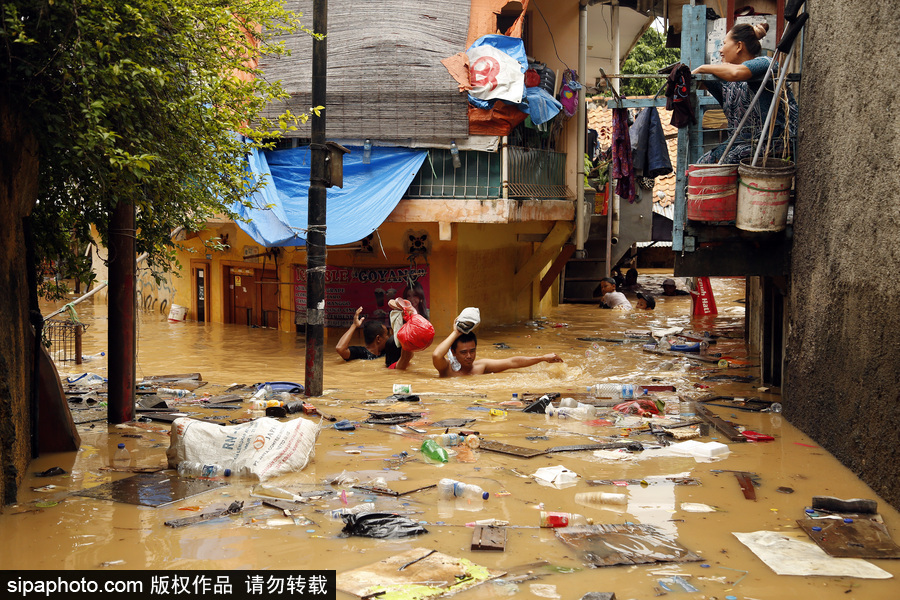 印尼雅加達突發洪水 民眾淌水生活