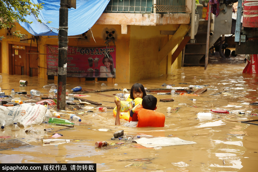 印尼雅加達突發洪水 民眾淌水生活