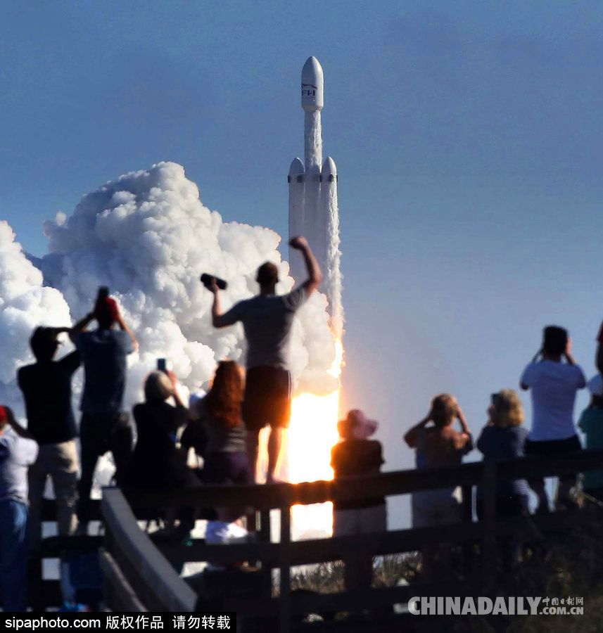 SpaceX成功發射獵鷹重型火箭 特斯拉跑車送上太空