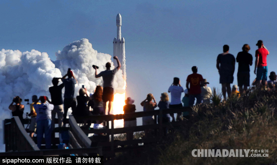 SpaceX成功發射獵鷹重型火箭 特斯拉跑車送上太空
