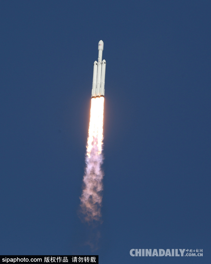 SpaceX成功發射獵鷹重型火箭 特斯拉跑車送上太空