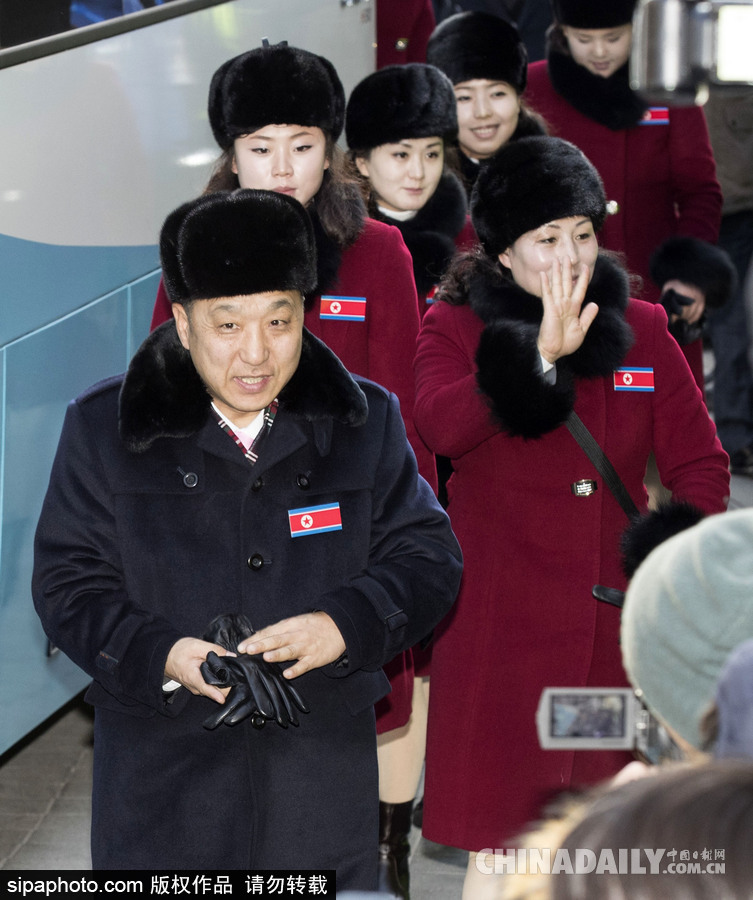 2018平昌冬奧會(huì)前瞻：朝鮮冬奧藝術(shù)團(tuán)抵韓 面龐清秀紅色制服整齊劃一