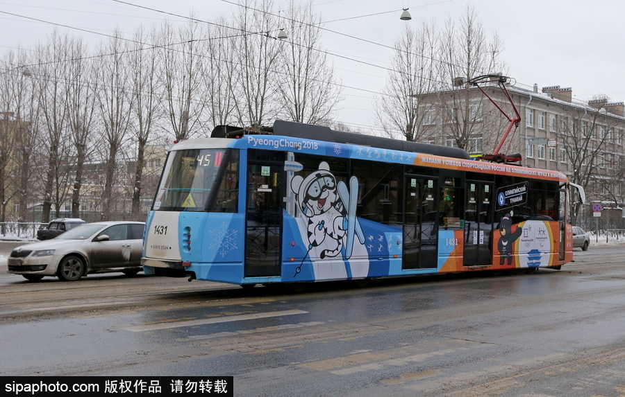 2018平昌冬奧會主題公交車現身圣彼得堡街頭十分矚目