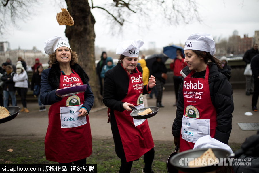 “煎餅俠”？英國舉行趣味煎餅跑