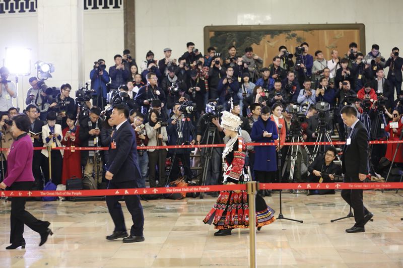 十三屆全國(guó)人大一次會(huì)議舉行首場(chǎng)“代表通道”集中采訪活動(dòng)