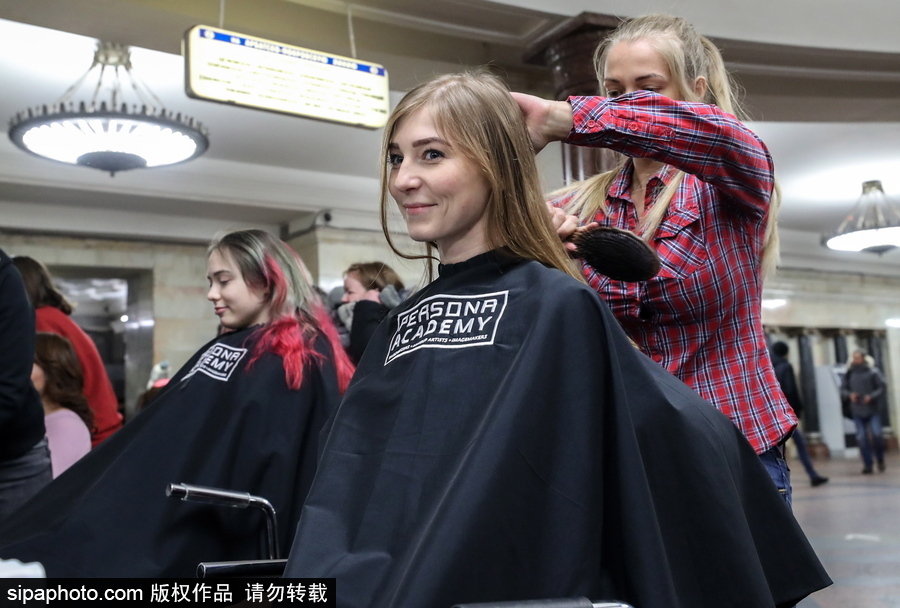 婦女節(jié)福利驚現(xiàn)地鐵站！ 戰(zhàn)斗民族車站為女性美發(fā)造型
