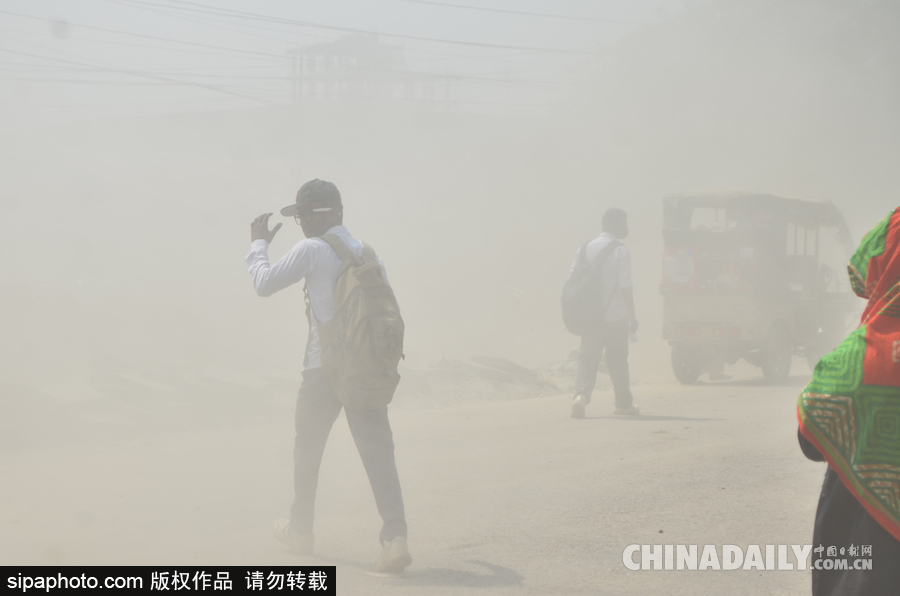 呼吸困難！孟加拉國達(dá)卡街頭塵土飛揚(yáng)粉塵污染嚴(yán)重