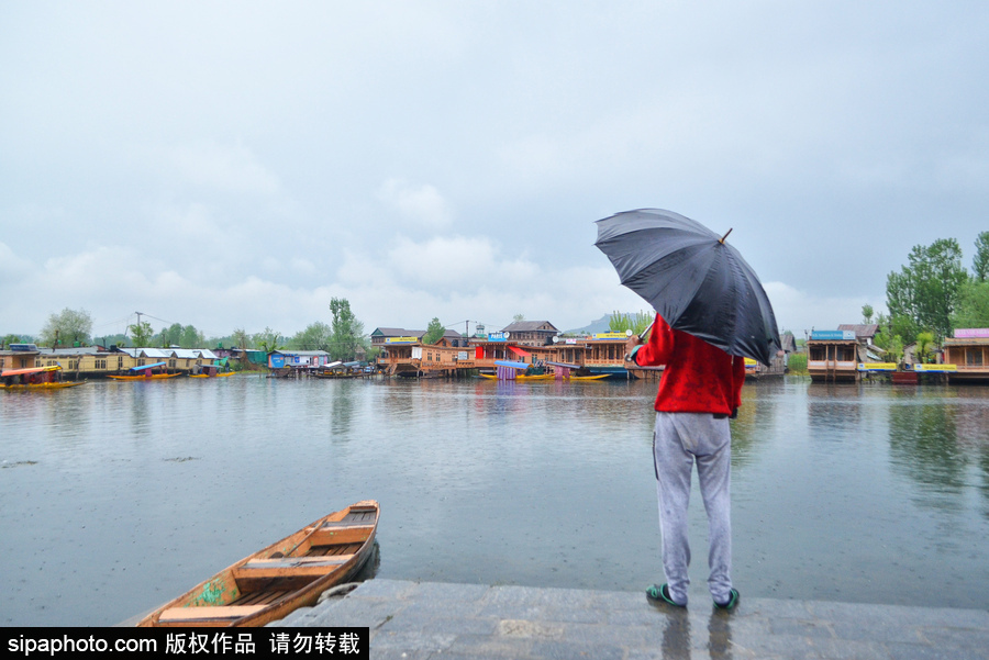 恍若置身江南煙雨中！印度漁民雨中泛舟詩意綿綿