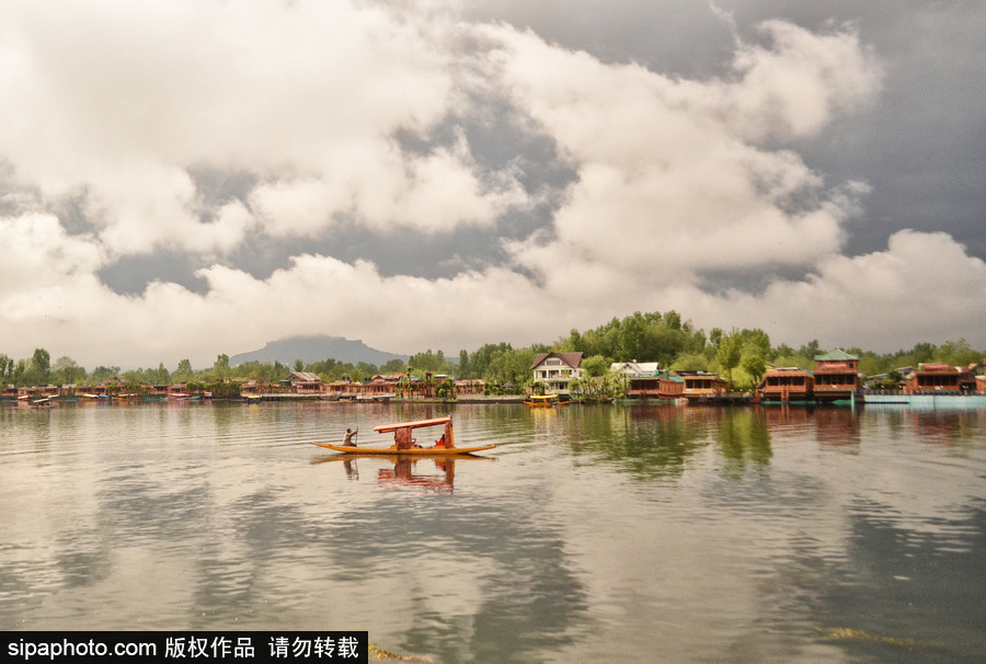 恍若置身江南煙雨中！印度漁民雨中泛舟詩意綿綿