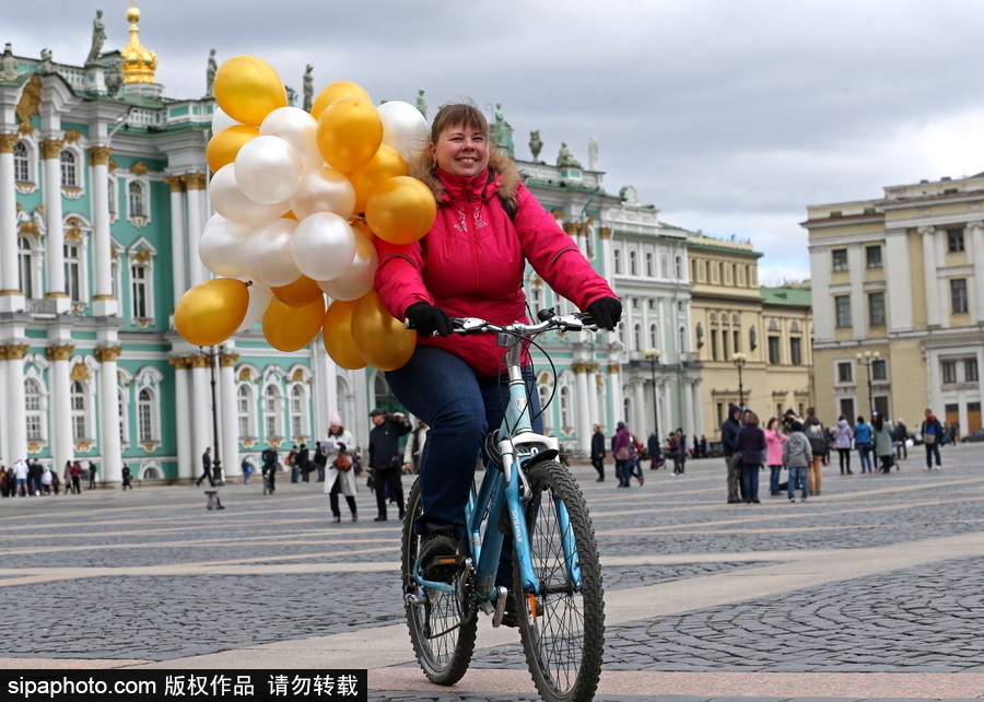 俄羅斯騎自行車的季節(jié)到了！花式騎車出行超逗趣