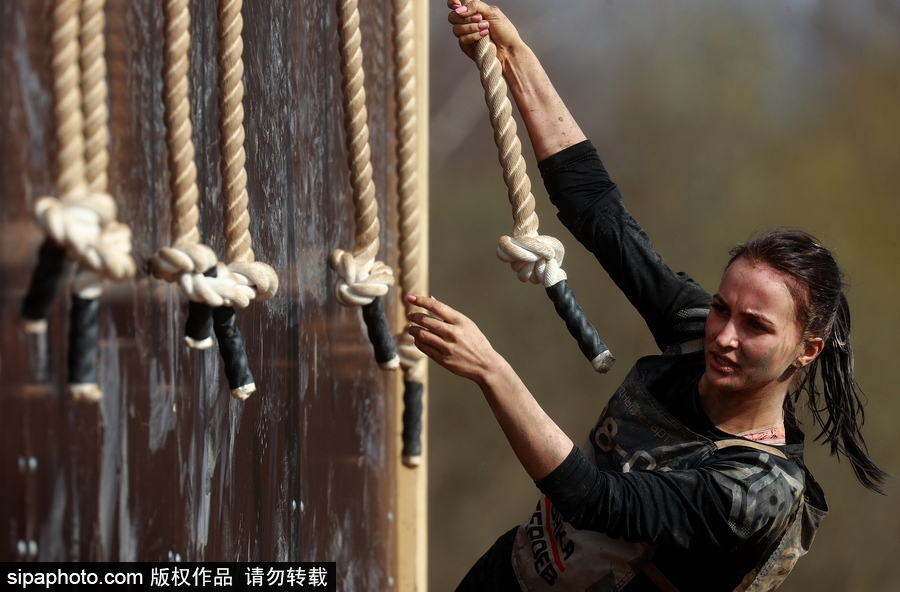 莫斯科舉行“英雄種族”障礙賽 過(guò)五關(guān)斬六將“戰(zhàn)斗力”十足