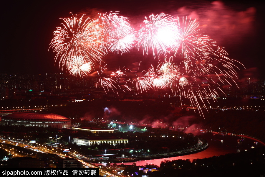 俄羅斯迎來勝利日 煙火表演點亮莫斯科夜空