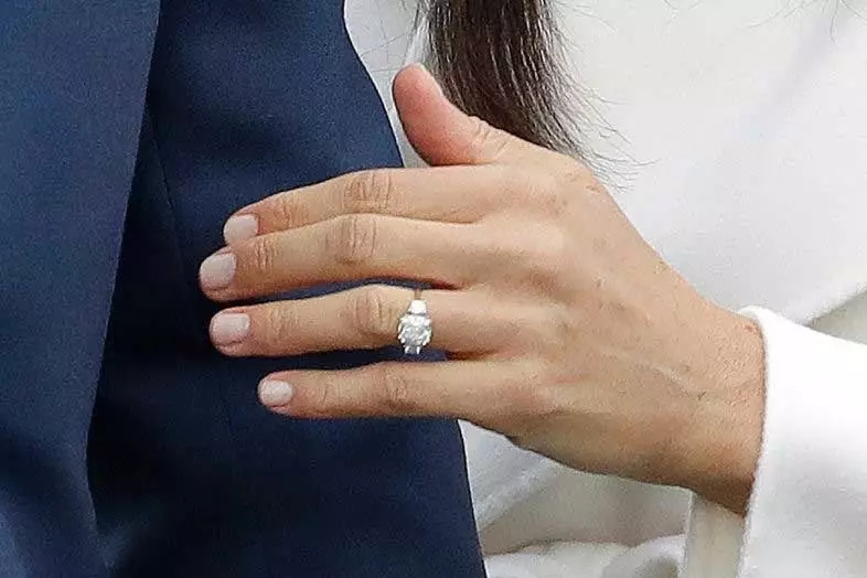 梅根鉆戒成“網紅”，哈里親手設計，致敬戴安娜，但和女王的鉆石庫里南比起來……
