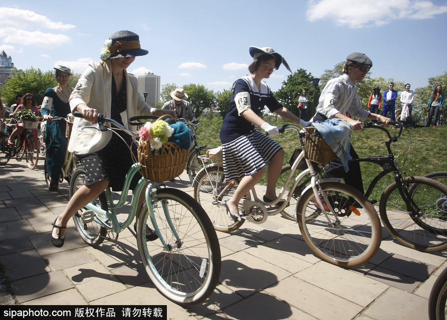 烏克蘭基輔參加春季“復古騎行”活動 民眾復古裝扮盛裝出行