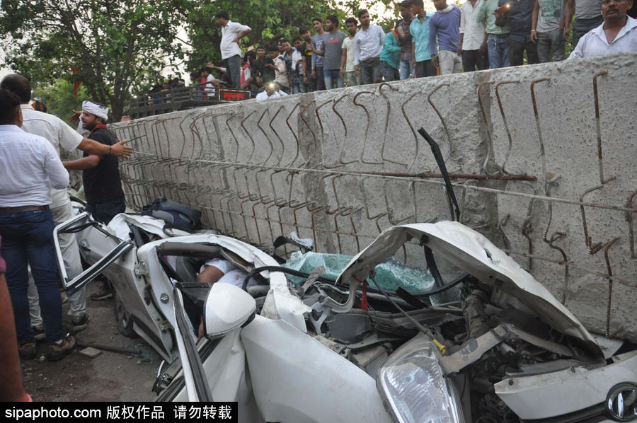 印度火車站一在建天橋倒塌 造成18人死亡數人被困