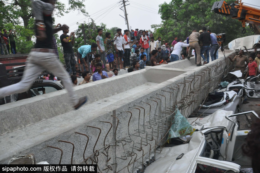 印度火車站一在建天橋倒塌 造成18人死亡數人被困