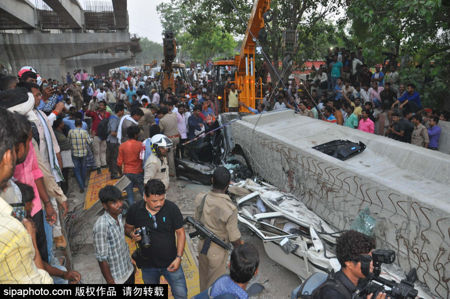 印度火車站一在建天橋倒塌 造成18人死亡數人被困