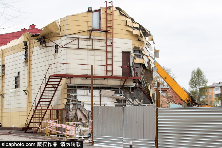 俄羅斯克麥羅沃購物中心作業 建筑外墻拆除中