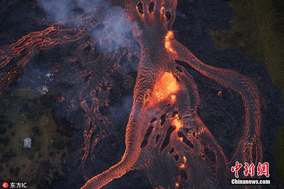 夏威夷火山持續(xù)噴發(fā) 熔巖流淌成“火河”