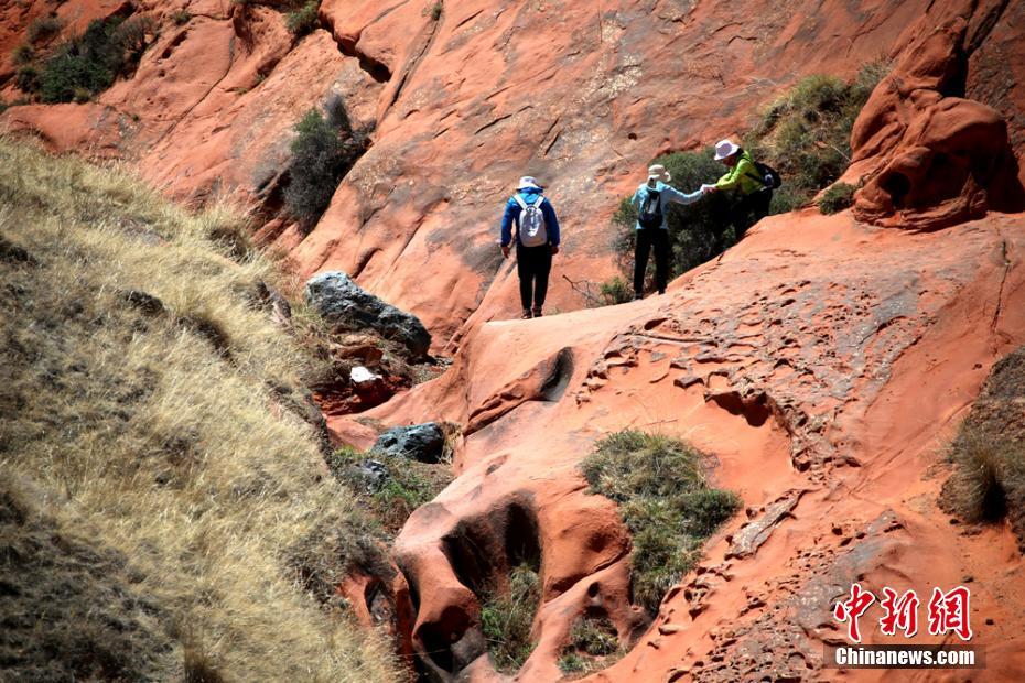 800余人徒步穿越甘肅張掖“鬼臉”丹霞