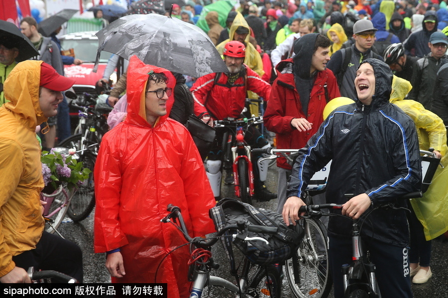 俄羅斯民眾參加自行車游行 綿綿細雨享受騎行樂趣