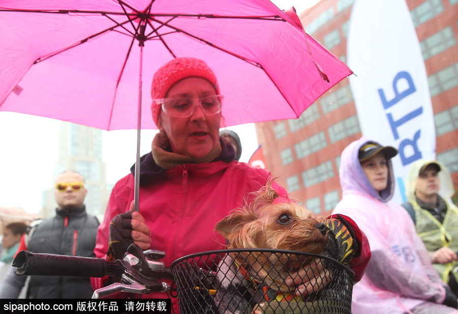 俄羅斯民眾參加自行車游行 綿綿細雨享受騎行樂趣