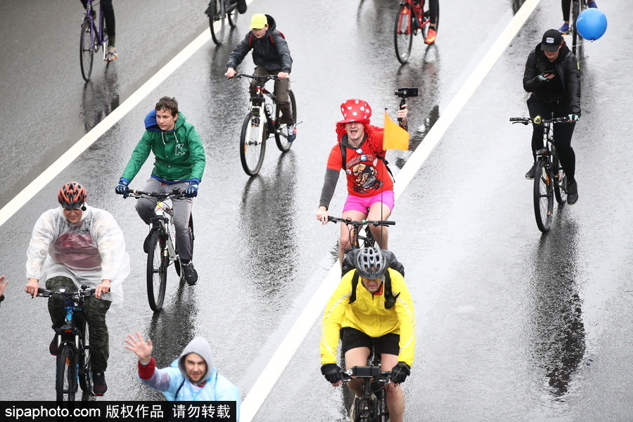 俄羅斯民眾參加自行車游行 綿綿細雨享受騎行樂趣