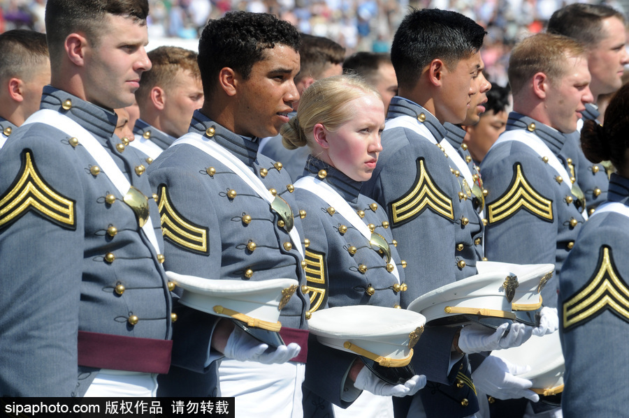 美國西點軍校舉行畢業典禮 學員拋帽慶祝