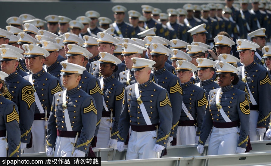 美國西點軍校舉行畢業典禮 學員拋帽慶祝
