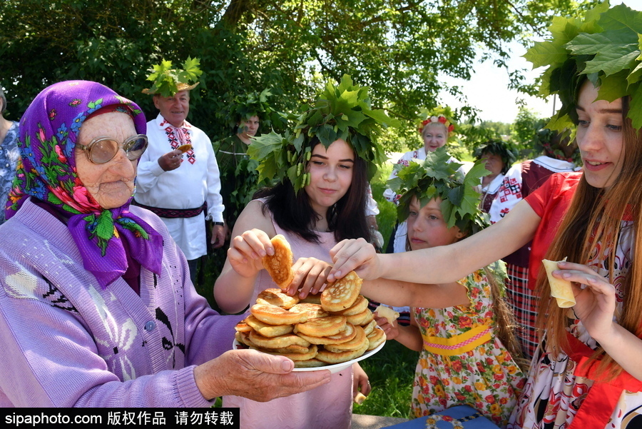 白俄羅斯民眾迎接五旬節 頭戴楓葉花冠慶祝