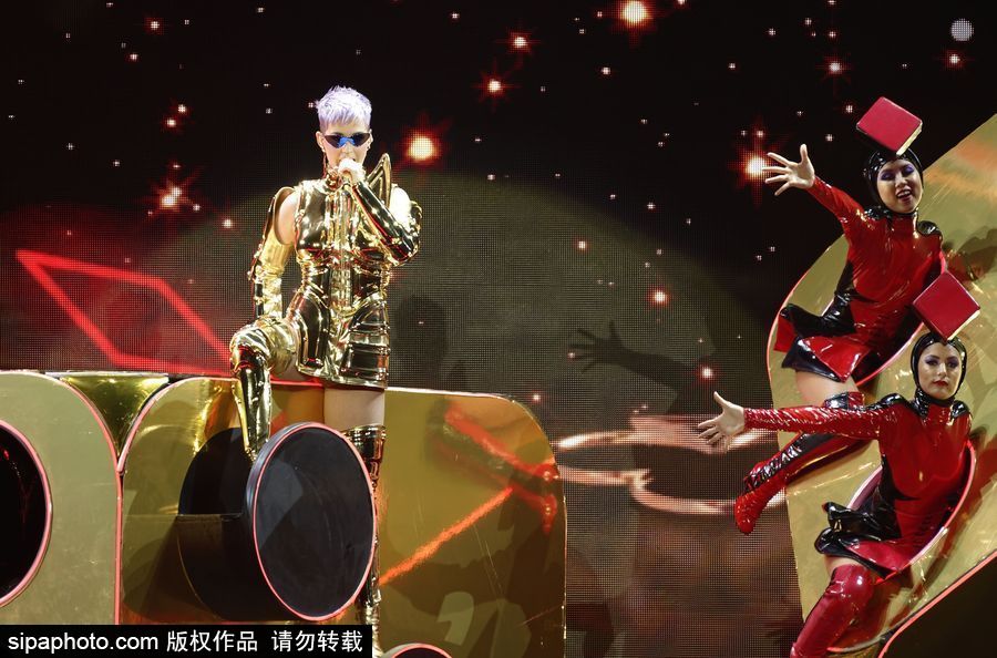 “水果姐”凱蒂·佩里巴黎火爆開(kāi)唱 “金色盔甲”超炫舞臺(tái)效果