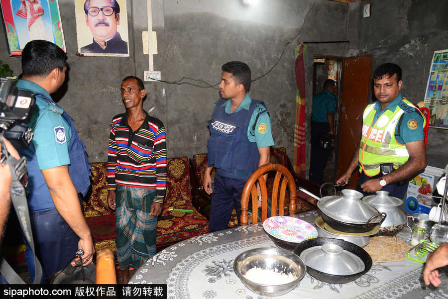 孟加拉開展街頭禁毒行動(dòng) 警察當(dāng)街搜捕嫌疑人