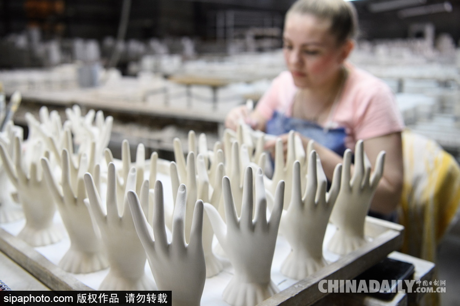 世界杯周邊產品誕生記 探訪俄羅斯陶瓷紀念品加工廠