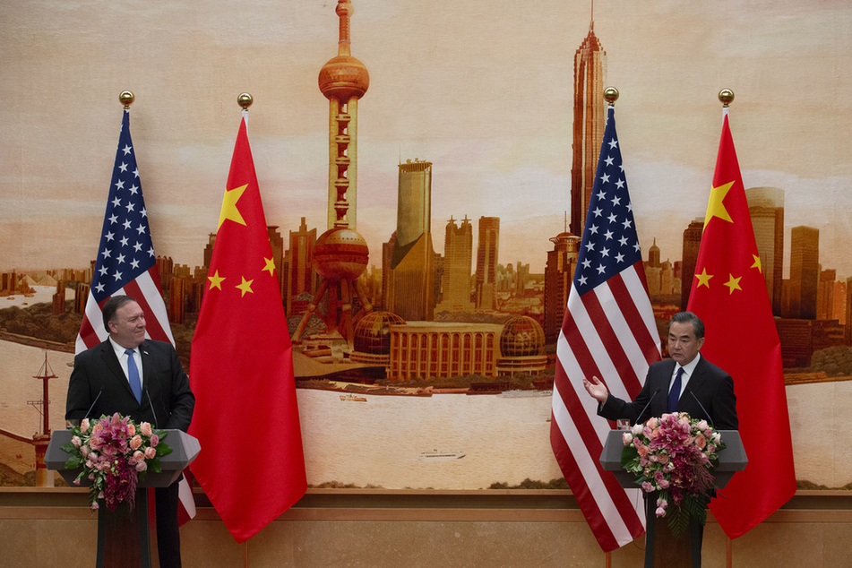 王毅與美國國務卿蓬佩奧在會談后共見記者