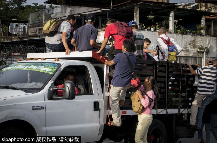 委內(nèi)瑞拉公共交通滯后 民眾乘“掛票”車出行