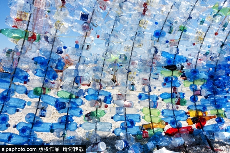 意大利海灘現防曬裝置 廢棄塑料瓶打造環保實用