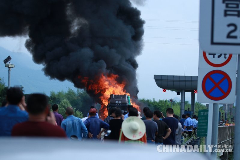 杭州黃湖高速出口一貨車發生自燃 無人員傷亡