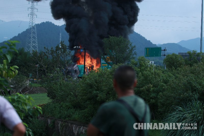 杭州黃湖高速出口一貨車發生自燃 無人員傷亡