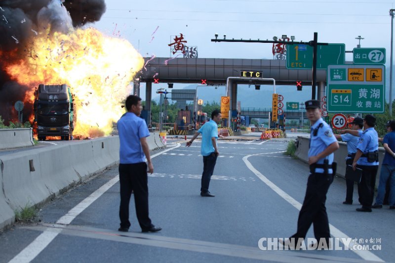 杭州黃湖高速出口一貨車發生自燃 無人員傷亡