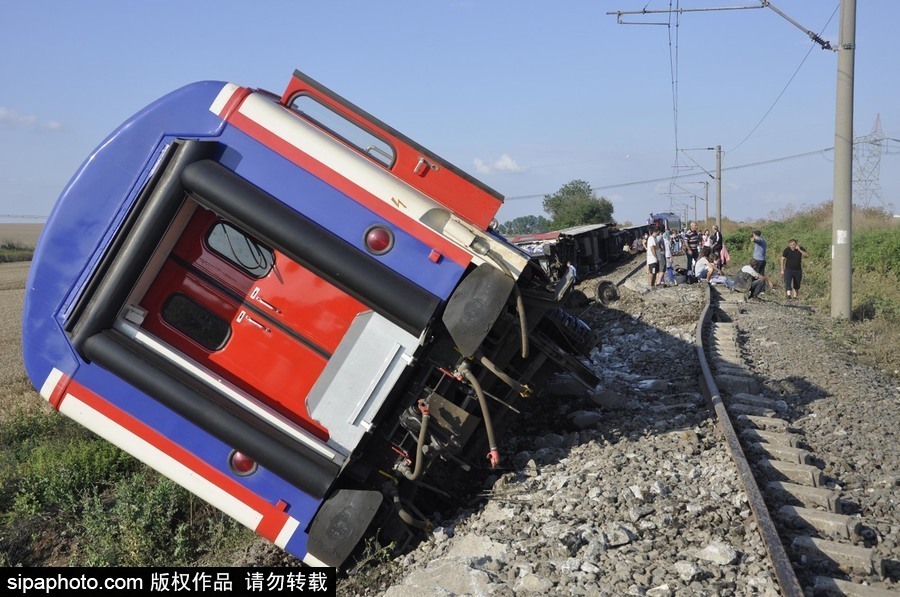 土耳其泰基爾達發生列車出軌事故 至少10人死亡